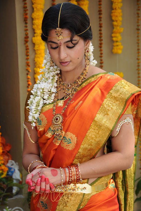 Indian Movie Actress: Anushka in Traditional Wedding Dress