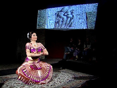 Danza Bharata Natyam Napoli NAPOLI, TEATRO INSTABILE  "Bharatanatyam e l'espressione femminile del sacro" a cura Vidyā Arti e Culture dell'Asia │ Danza:  Marialuisa Sales domenica 25 marzo 2012, ore 18.30 Performance di danza indiana e viaggio tra mito e simbologia del corpo  Maria Luisa Sales Bharata Natyam NAPOLI, TEATRO INSTABILE  "Bharatanatyam e l'espressione femminile del sacro" a cura Vidyā Arti e Culture dell'Asia │ Danza:  Marialuisa Sales domenica 25 marzo 2012, ore 18.30 Performance di danza indiana e viaggio tra mito e simbologia del corpo         Danzatrice: Marialuisa Sales; Interpretazione teatrale dei brani: Anna Trocchia; Selezione e adattamento testi: Serena Autiero; Organizzazione e Ufficio Stampa: Eliana Ciampi; Montaggio audio-video: Antonio Sommella. Nelle religioni indiane la danza è al tempo stesso attività divina e offerta dell’uomo alla divinità. Arte nativa dell’India meridionale, il Bharatanatyam è a metà strada tra arte drammatica e danza. Dopo il grande successo romano della performance al MAXXI, Vidyā- Arti e Culture dell’Asia si avvale nuovamente di una delle maggiori esperte di questa disciplina, Marialuisa Sales, per un viaggio multimediale alla scoperta della donna nel mito indiano.