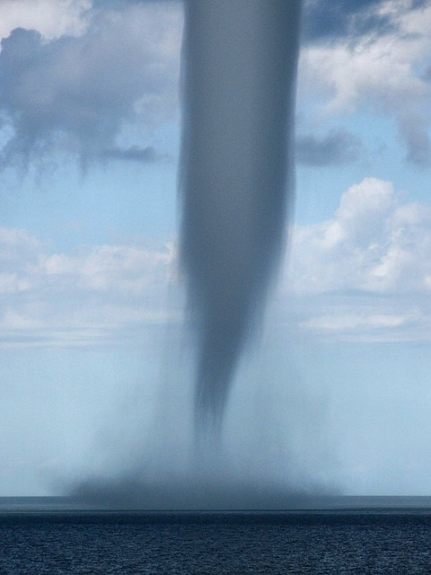 tornado8 روافع المياه في البحر الأدرياتيكي