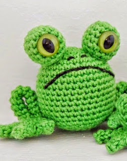 http://translate.google.es/translate?hl=es&sl=en&tl=es&u=http%3A%2F%2Fsmartapplecreations.blogspot.ca%2F2014%2F04%2Ffree-pattern-fred-frog-tasuta.html