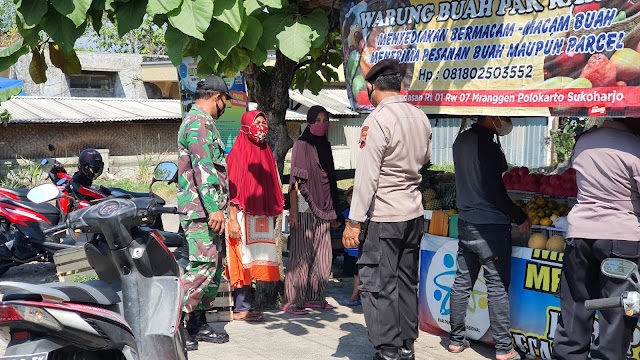 Petugas Gabungan Polokarto Himbau warga semakin disiplin terapkan Prokes ditengah melonjaknya Covid 19