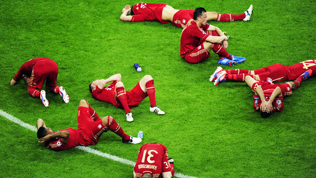 Los futbolistas del Bayern Munich desconcertados, incrédulos y traumados luego de perder la Final de la UEFA Champions League 2012 ante el Chelsea | Ximinia