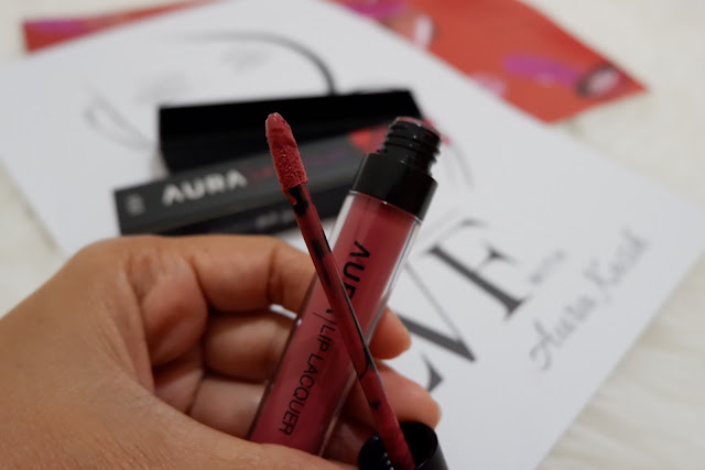 agar bibir tidak kering dan rusak gunakan aura lip lacquer