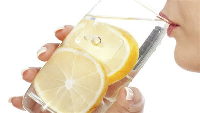 ما فائدة شرب الماء الدافئ مع الليمون؟ هل الليمون يفسد مع الماء الساخن؟ هل شرب الماء مع الليمون يحرق الدهون؟ هل الليمون مع الماء الدافئ على الريق ينحف؟
