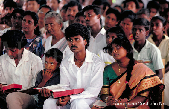 Cristianos leyendo la Biblia en iglesia de Sri Lanka
