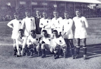 📸VALENCIA C. F. 📆30 diciembre 1945 ⬆️Mena, Sáenz, Eizaguirre, Amadeo, Mundo, Giraldós, Monzó. ⬇️Asensi, Ortúzar, Igoa y Lecue. C. D. ALCOYANO 1 🆚 VALENCIA C. F. 2 Domingo 30/12/1945. Campeonato de Liga de 1ª División, jornada 13. Alcoy, Alicante, estadio El Collao. GOLES: ⚽0-1: 30’, Giraldós. ⚽0-2: 38’, Amadeo. ⚽1-2: 41’, Quisco.
