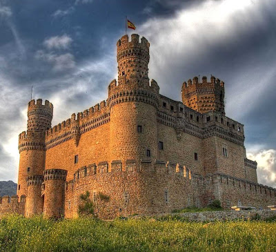 Manzanares El Real com sua orgulhosa torre parece desafiar as montanhas 