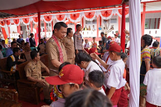 Bupati Kapuas Hulu Fransiskus Diaan meresmikan gedung SDN 06 Tekalong, Kecamatan Mentebah wilayah Kabupaten Kapuas Hulu, Kalimantan Barat. ANTARA/HO-Prokopim Setda Kapuas Hulu (Teofilusianto Timotius)