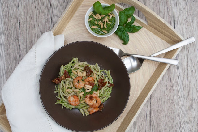 Vollkorn-Spaghetti mit Basilikum-Pesto und Chili-Garnelen