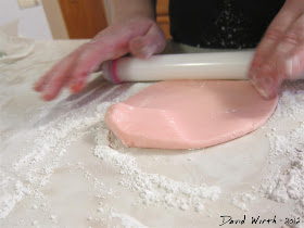 kneading fondant, how to color a cake, frosting, fondant