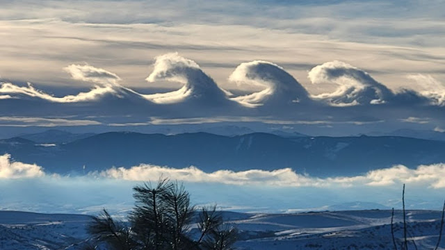 Rare wave clouds amaze sky