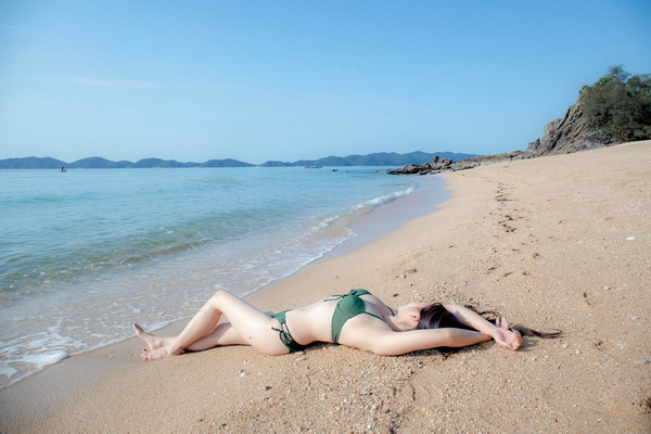 Thiếu nữ bikini xanh lá