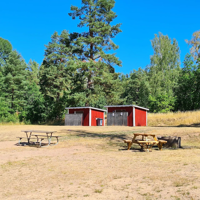 Unsere 3 liebsten Badestellen am See in Småland rund um Fågelfors, Virserum und Högsby. Der See Övresjön in Smaland verfügt über Badesteg, Umkleiden, Picknicktische, eine Grill-Stelle und eignet sich super für Familien mit Kindern.