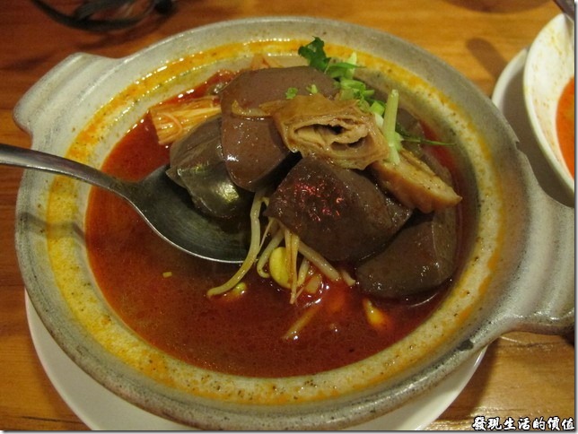 台南-豪記臭豆腐。麻辣鴨血煲，NT$70。這碗麻辣鴨血超下飯的，單獨吃可能會受不了其辣度，上頭還有少許的腸旺，裡頭放了很多的豆芽菜，吃起來還脆脆的，配著軟硬適中的鴨血剛剛好。