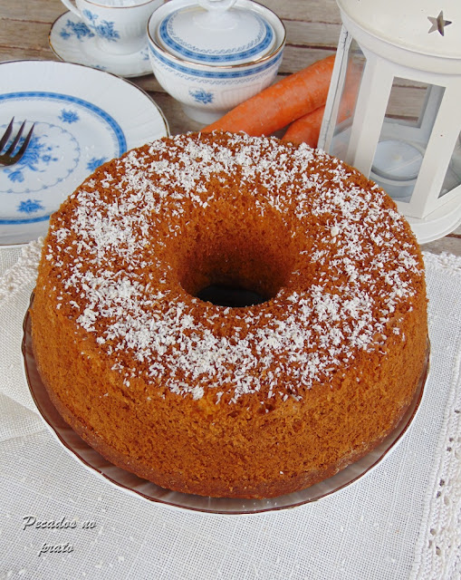 Bolo de cenoura com coco