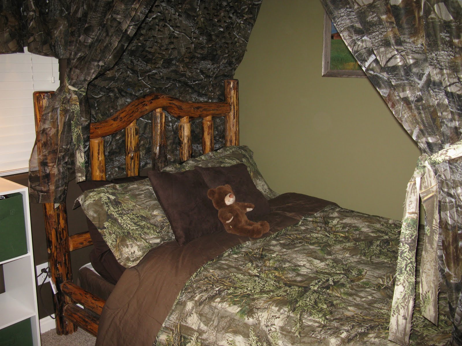 Close up of the awesome camo bedding!