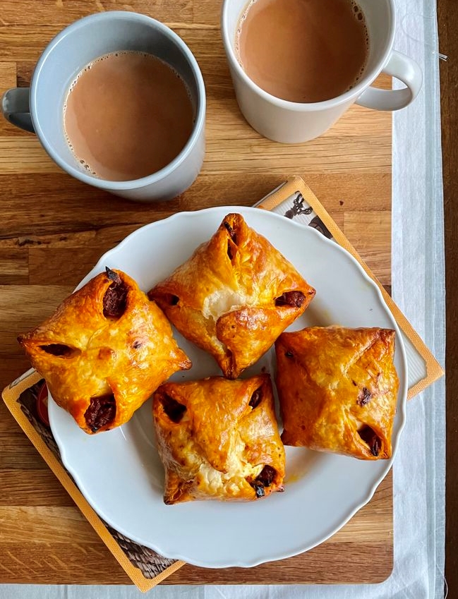 egg puffs served with two cups of chai