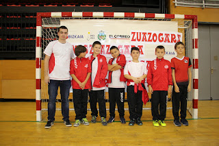 El Club Balonmano Zuazo presenta al centenar de integrantes de sus equipos 