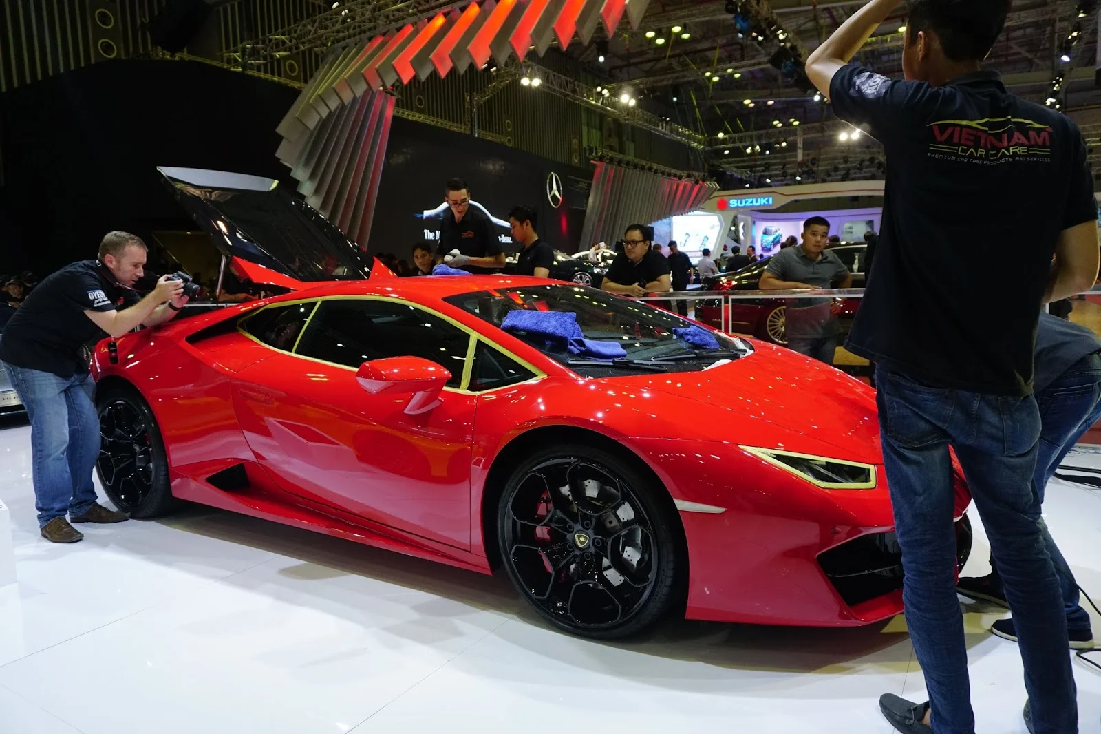 Lamborghini Huracan LP580-2 Đỏ đang đánh bóng