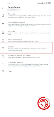 Kalian buka aplikasi Twitter lalu buka Pengaturan. Di pengaturan silakan kalian pilih Notifikasi