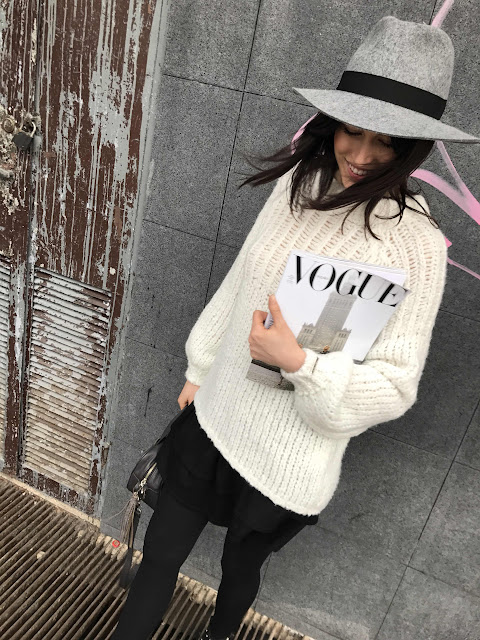 novamoda style, street style, french style, parisian chic, jak nosić swetry, obszerne swetry, sweater weather, sweter oversize, sweter z dekoltem z tyłu, trendy, must have sezonu, 