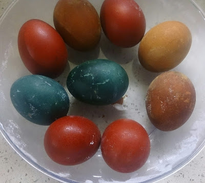 Color eggs 