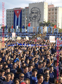 Jovenes cubanos desfilan delante de la imagen del Che en la Plaza de la Revolucion en La Habana
