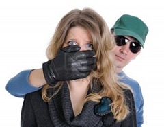 8775131-la-mujer-asustada-hombre-mano-cubra-su-boca-ella-es-sorprendido-y-horrorizado