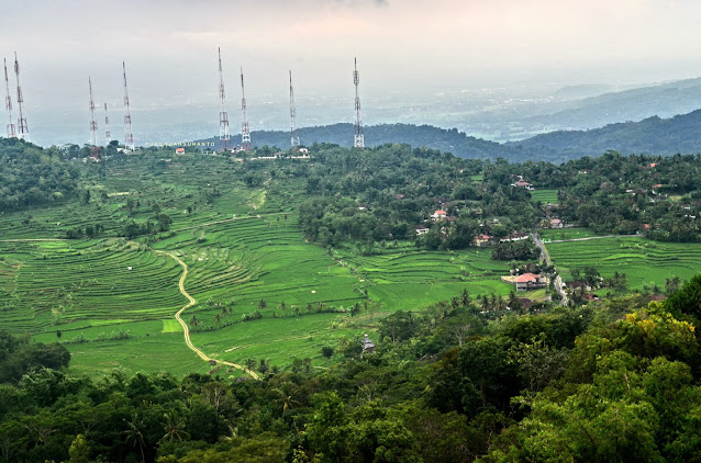 Siapa yang tak akan ketagihan menatap kebesaran Tuhan dari puncak api purba Nglanggeran? ©Jelajahsuwanto