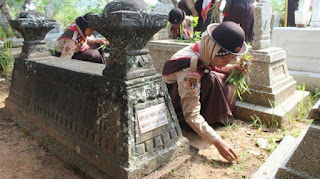 Ratusan Anggota Pramuka Blora Bersihkan Makam Pahlawan Pocut Meurah Intan