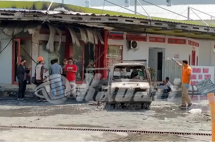 Isi BBM di SPBU, Mobil Suzuki Carry di Pamekasan Ludes Terbakar