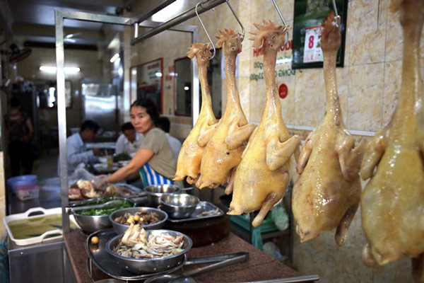 Giá xăng dầu giảm mạnh 3 lần liên tiếp: giá hàng hoá dịch vụ vẫn đứng yên, nhiều người cầm 200.000 đồng đi chợ vẫn không mua đủ bữa ăn - Ảnh 1.