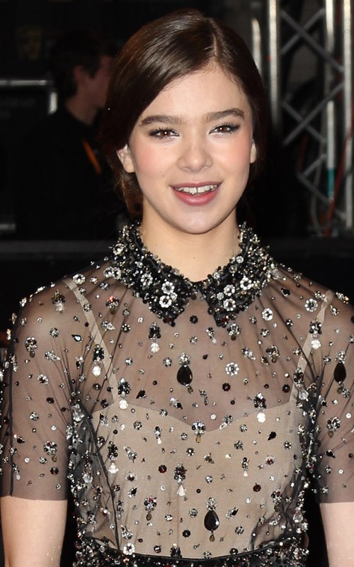 hailee steinfeld: beautiful at the bafta