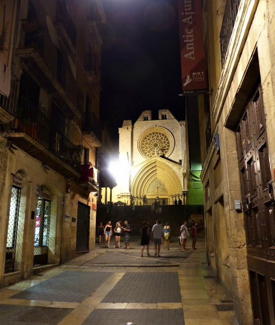 Tarragona, barrio medieval de noche catedral al fondo