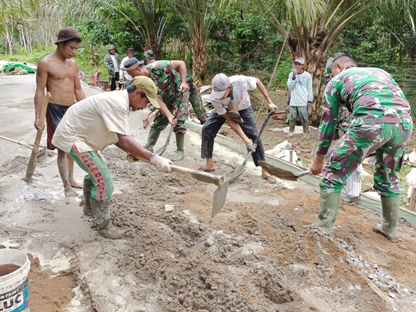 Potret Kekompakan TNI Bersama Warga Melalui Program TMMD Ke-111 Kodim 1207/Pontianak