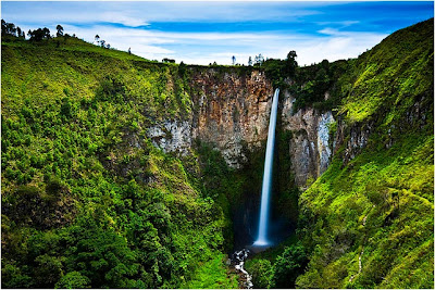  Kota Medan dan sekitarnya mempunyai aneka macam kawasan wisata yg menarik dan wajib di  Daftar 5 Tempat Wisata di Medan yg Menarik Dikunjungi