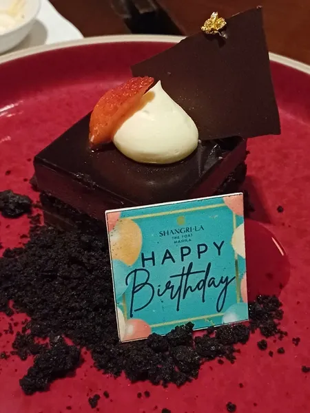 Complimentary birthday cake at Shangri-La The Fort High Street Lounge