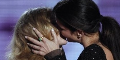 Beso de Sandra Bullock y Scarlett Johansson estaba arreglado de antemano