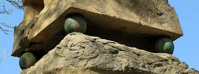 Sfere di bronzo dell'obelisco di piazza Mazzini, Livorno