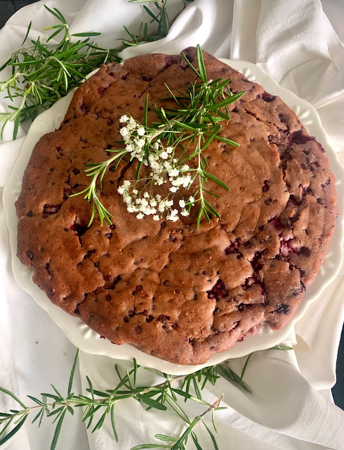 Saftig feiner Brombeerkuchen mit frischem Rosmarin #Rezept #glutenfrei #vegan, Kuchenrezept, Kaffeekuchen, Kuchen, Kaffee, Tee, Sommer, Beerenkuchen