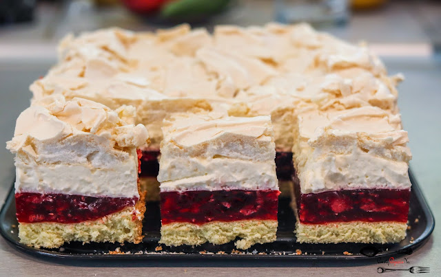 ciasta i desery, malinowa chmurka, malinowa chmurka na biszkopcie, ciasto na biszkopcie, ciasto z masą owocową, ciasto z bezą, bez, masa galaretkowa z owocami, masa śmietanowa z mascarpone