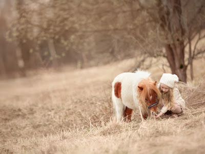 foto de niña con poni  