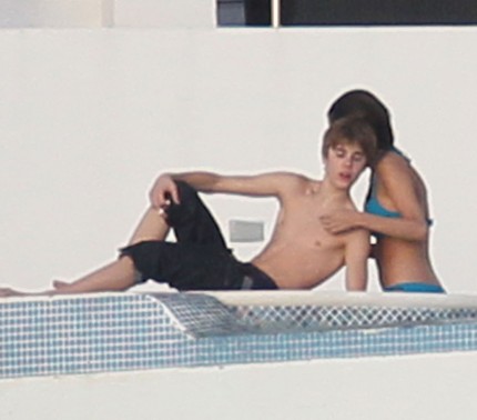 justin bieber and selena gomez in hawaii 2011. justin bieber and selena gomez