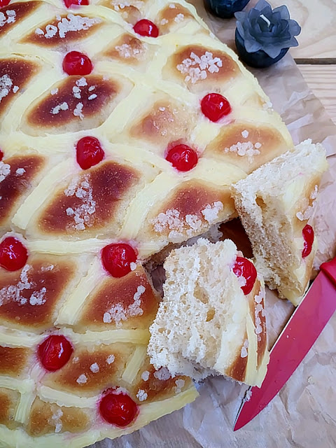 Coca de San Juan. Receta de Xavier Barriga típica de la festividad de San Joan. Verano, hogueras, postre, crema pastelera, tierno, esponjoso, masa, brioche, panificadora, guindas, cerezas. Horno. Cuca