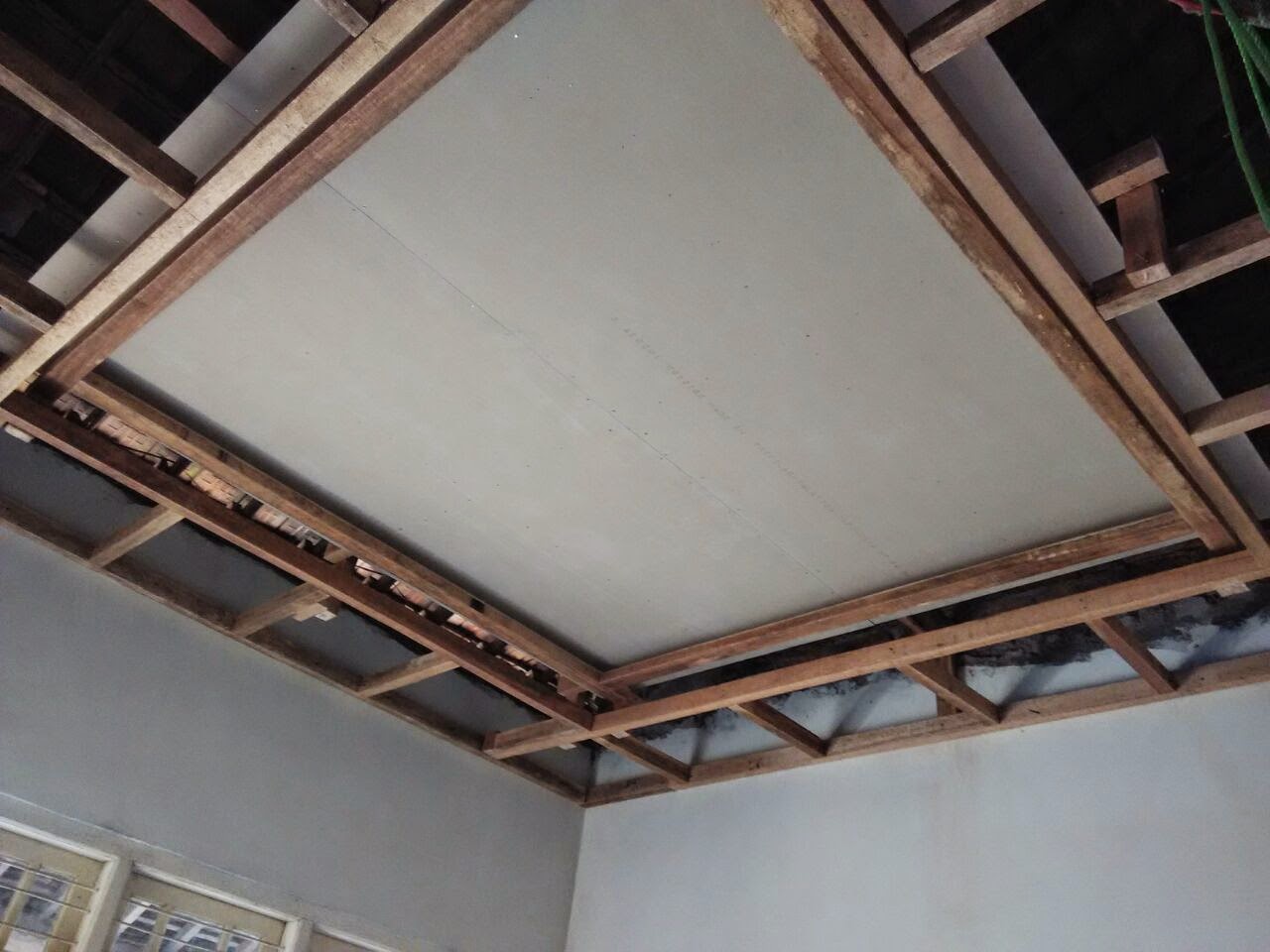  kalsiboard: Mana lebih baik kayu atau besi hollow untuk rangka atap