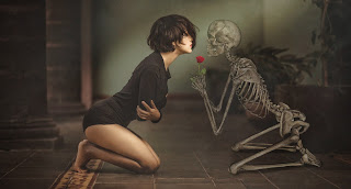 νεαρή γυναίκα με κλειστά τα μάτια της κάθεται στα γόνατά της δίπλα σε ένα σκελετό που κρατά ένα κόκκινο τριαντάφυλλο