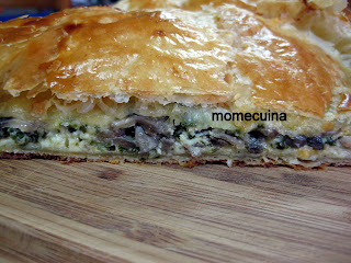 vista del corte de la tarta salada de champiñones con hojaldre