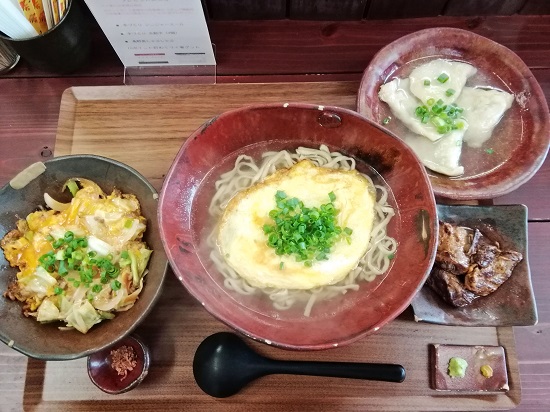 チャンポンそば定食と手づくり水餃子の写真