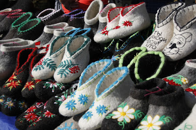 Zapatillas en mercadillo de Omsk, transiberiano 2015