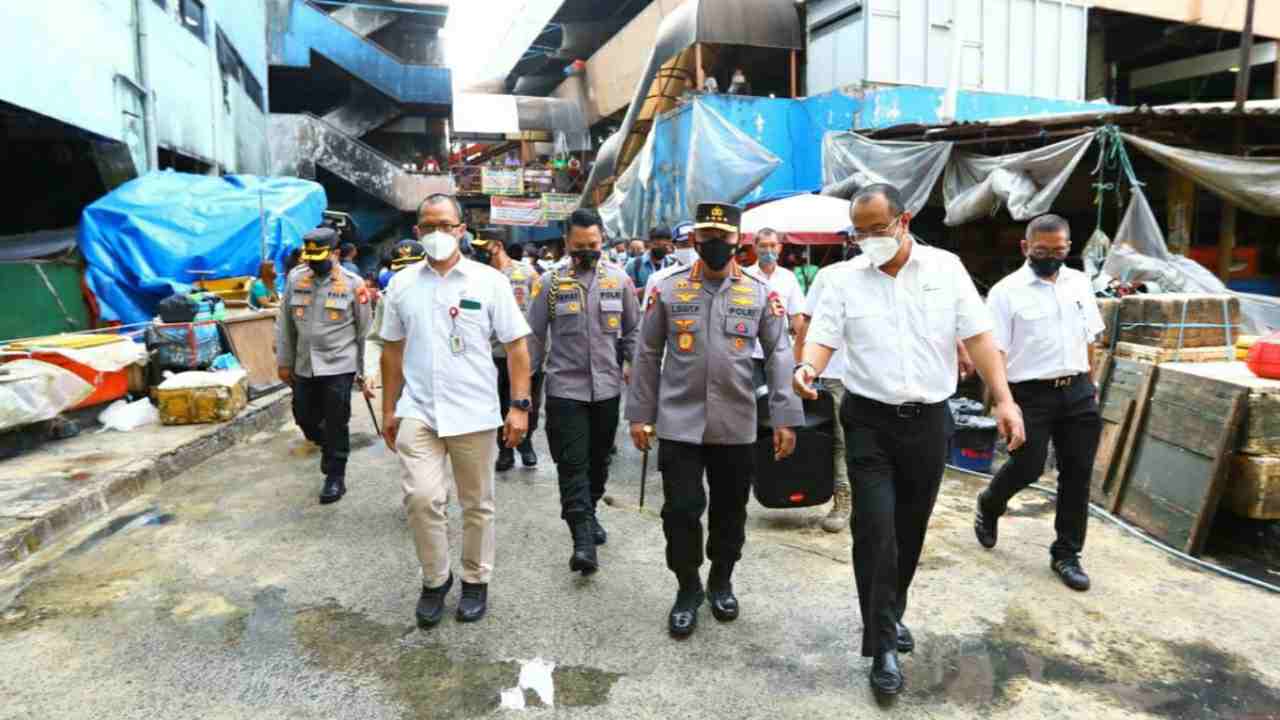 Kapolri Jenderal Listyo Sigit Prabowo meninjau langsung Pasar Minggu, Jakarta Selatan, Senin (21/3/2022).
